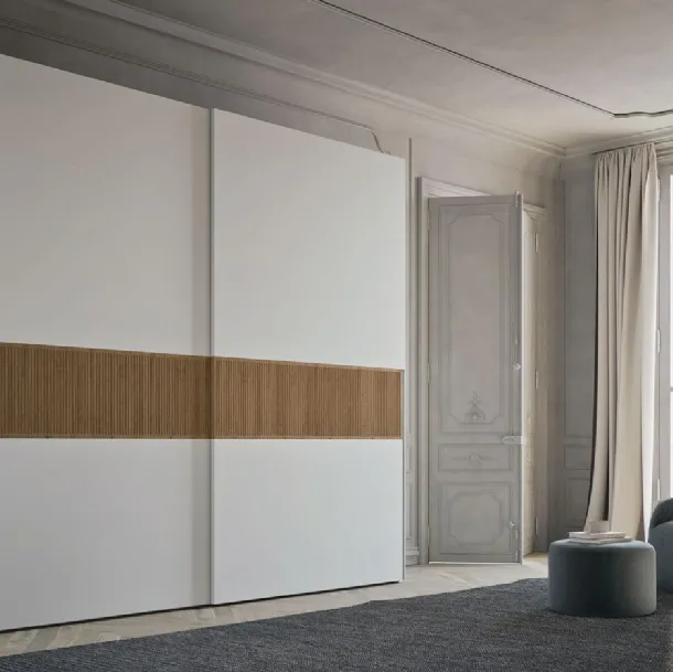 Armoire avec portes coulissantes laquées avec bande en frêne canné Comp 370 de Mobilgam.