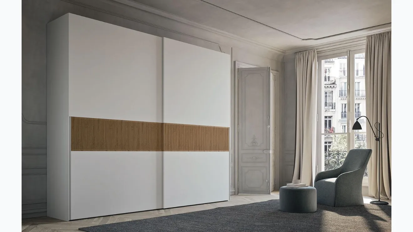 Armoire avec portes coulissantes laquées avec bande en frêne canné Comp 370 de Mobilgam.