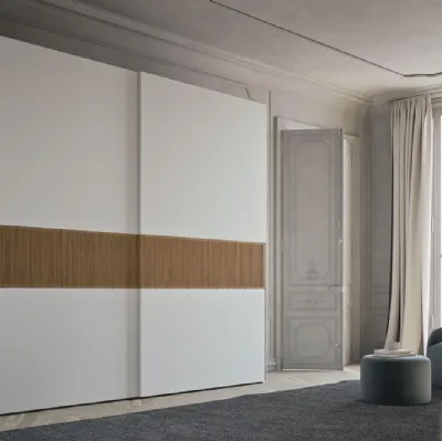 Armoire avec portes coulissantes laquées avec bande en frêne canné Comp 370 de Mobilgam.