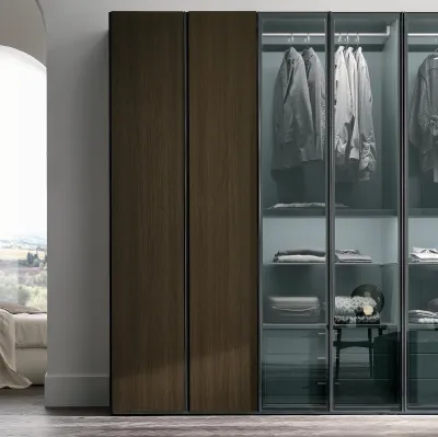 Armoire Metropolis en chêne thermotraité avec portes en chêne thermotraité et verre fumé 363 de Tomasella