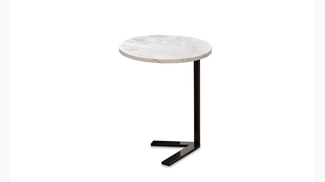 Table basse avec plateau rond en marbre blanc de Carrare et base en métal Stansted de Rosini Night.