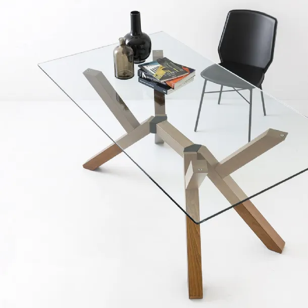 Table Mikado avec plateau en verre et pieds en bois de Connubia