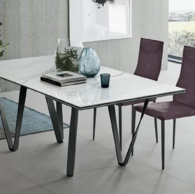 Table extensible Wave avec un dessus en céramique calacatta or veiné brillant et une structure en métal anthracite de Sedit.